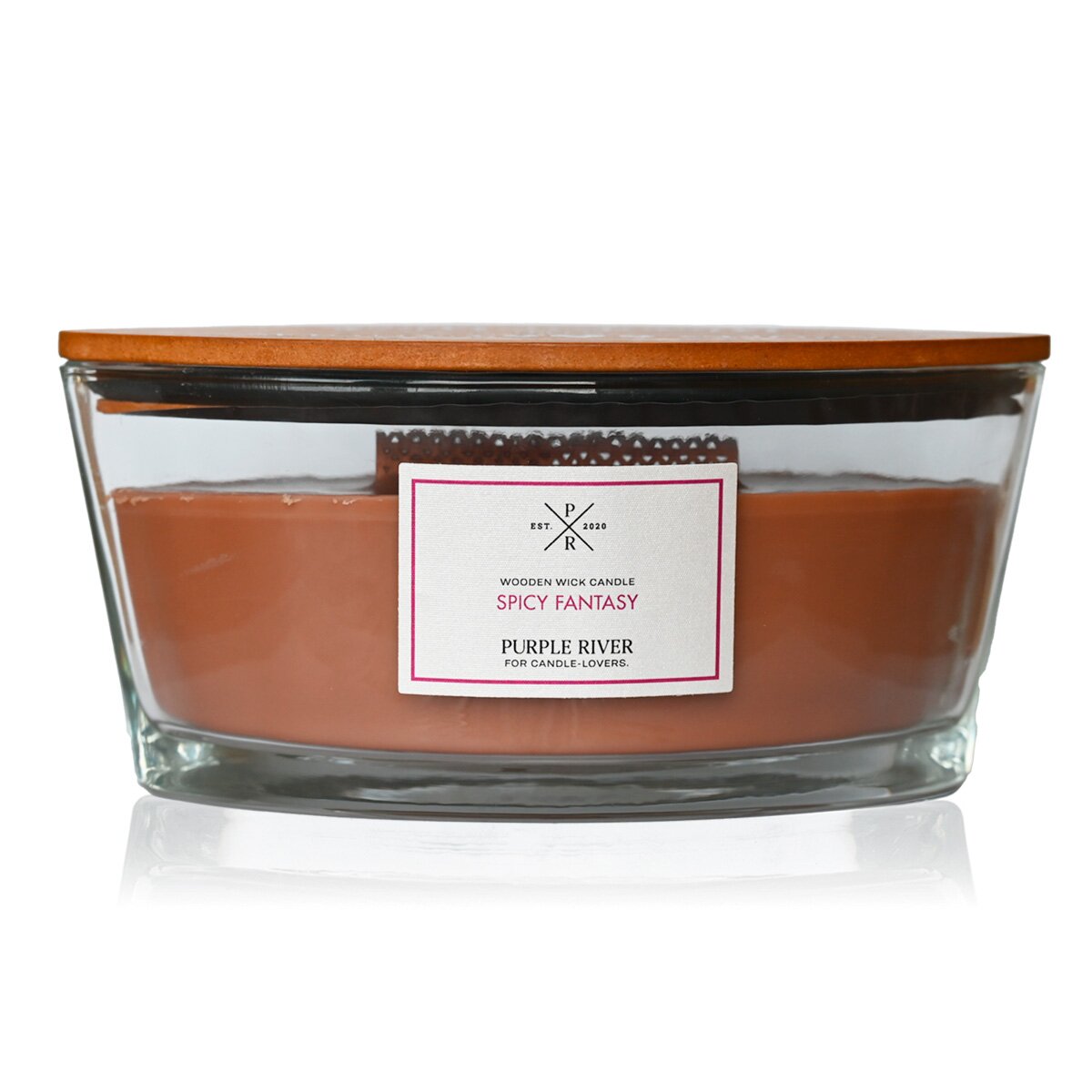 Hochwertige Sojawachs-Duftkerze (453g) von Purple River mit Holzdocht. Brenndauer von 80 Stunden. Die vegane Duftkerze im Glas hat braunes Wachs und die Duftrichtungen Gewürze, Tabak und Patschuli. Ist ideal als stilvolle Dekoration & luxuriöses Vatertags-Geschenk. Gefertigt in Deutschland.