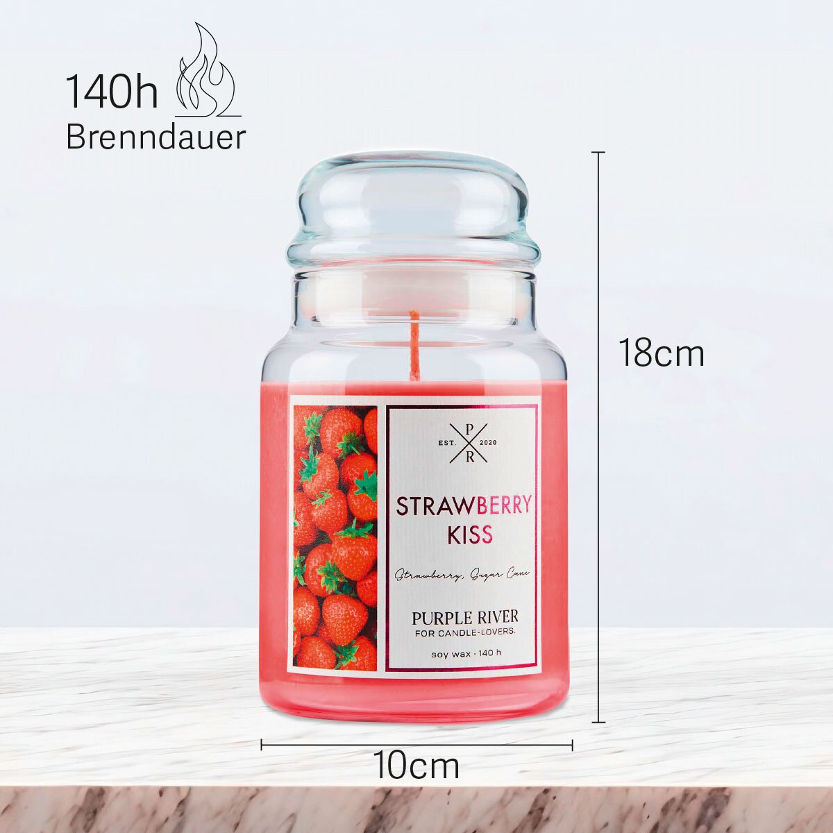 Vegane Premium-Sojawachs-Duftkerze ‚Strawberry Kiss‘ von Purple River (623g). Nachhaltige Kerze im Glas mit extralanger 140h-Brenndauer, Höhe 18cm & Breite 10cm. Hochwertige Wellness-Deko, Made in Germany.