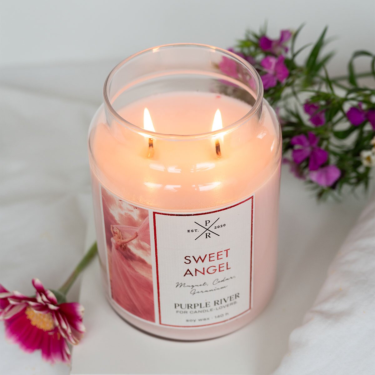 Hochwertige Sojawachs-Duftkerze (623g) von Purple River mit extralanger 140h-Brenndauer. Die große vegane Duftkerze im Glas brennt & ist ohne Glasdeckel. Gefertigt in Deutschland.